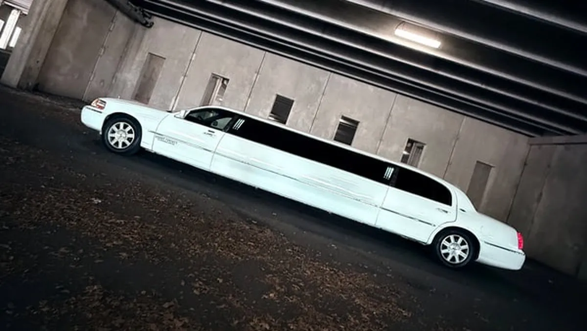 White Lincoln Town CAR Limousine #5, photo 2 for wedding limo rental White Lincoln Town CAR Limousine #5, photo 2 for wedding limo rental