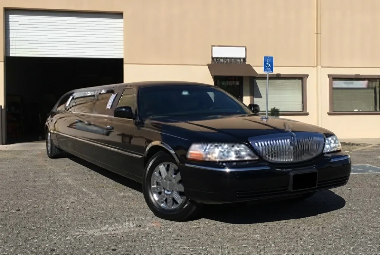 Lincoln Town Car Limousine finished in black, take 2
