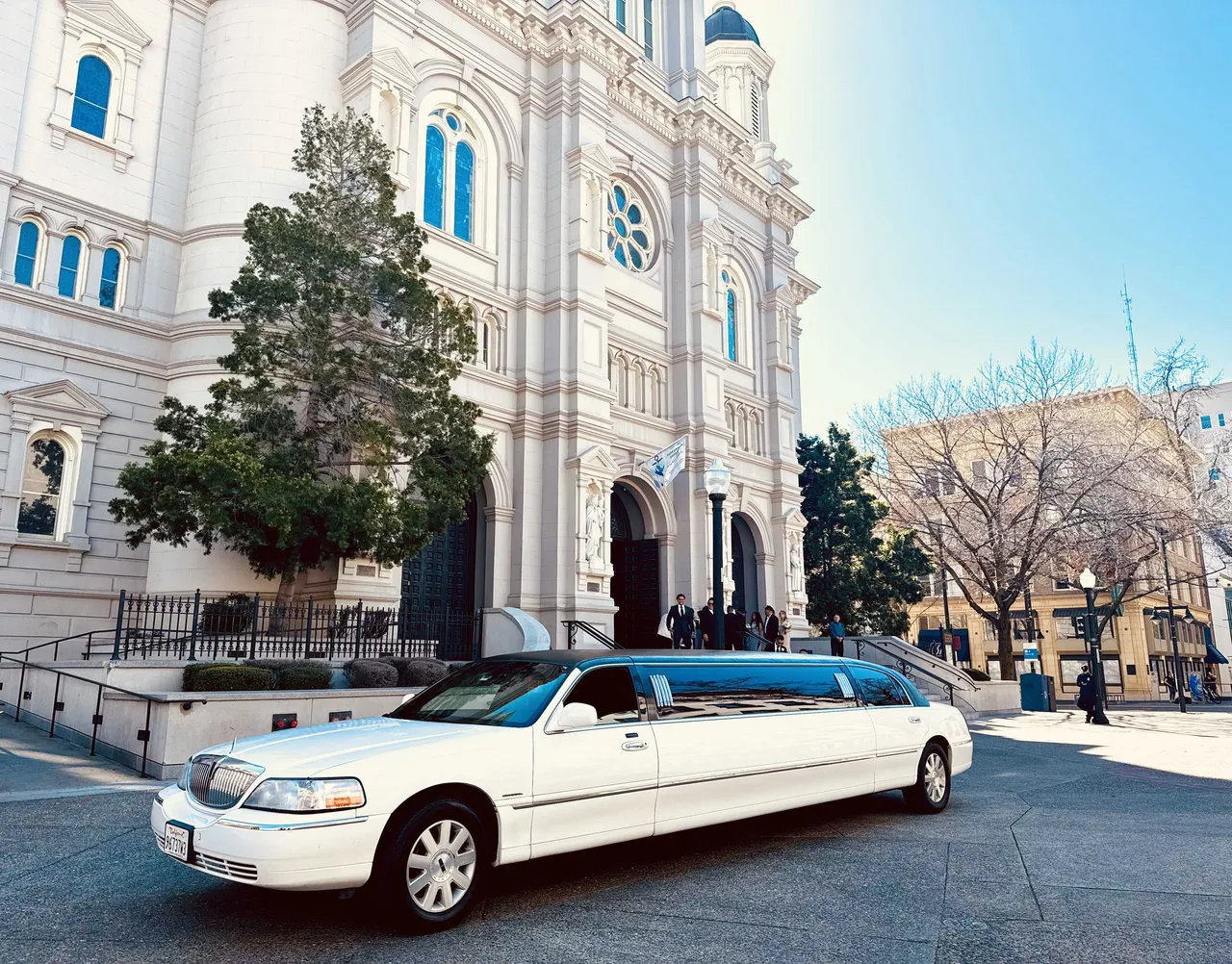 White Lincoln Towncar Limo for wedding limo rental in Nevada White Lincoln Towncar Limo for wedding limo rental in Nevada
