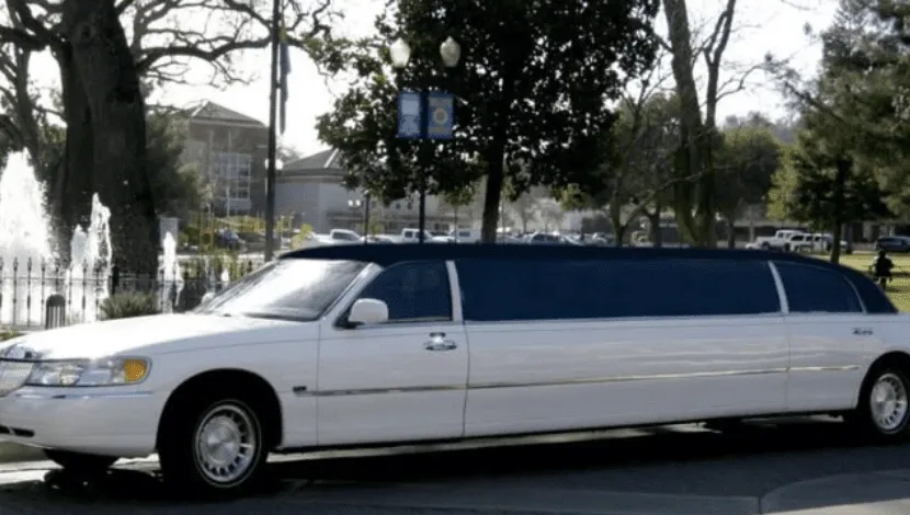 White Lincoln Towncar Limo Tuxedo for wedding limo rental White Lincoln Towncar Limo Tuxedo for wedding limo rental