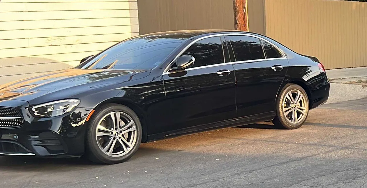 Mercedes Benz E350 Black Mercedes Benz E350 for wedding car rental