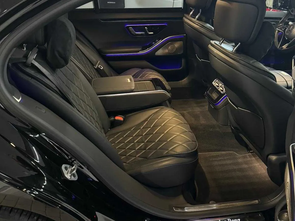 Mercedes-Benz S-Class finished in black, take 4
