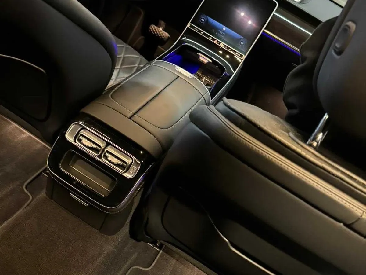 Mercedes-Benz S-Class finished in black, take 2