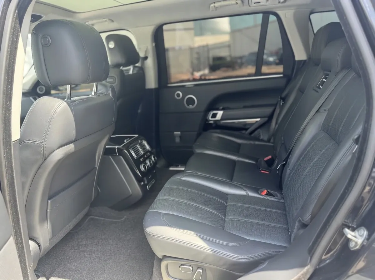 Range Rover LWB finished in black, take 4 Range Rover LWB finished in black, take 4