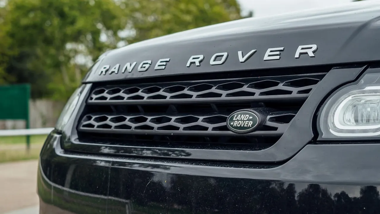 Range Rover Sport finished in black, take 4
