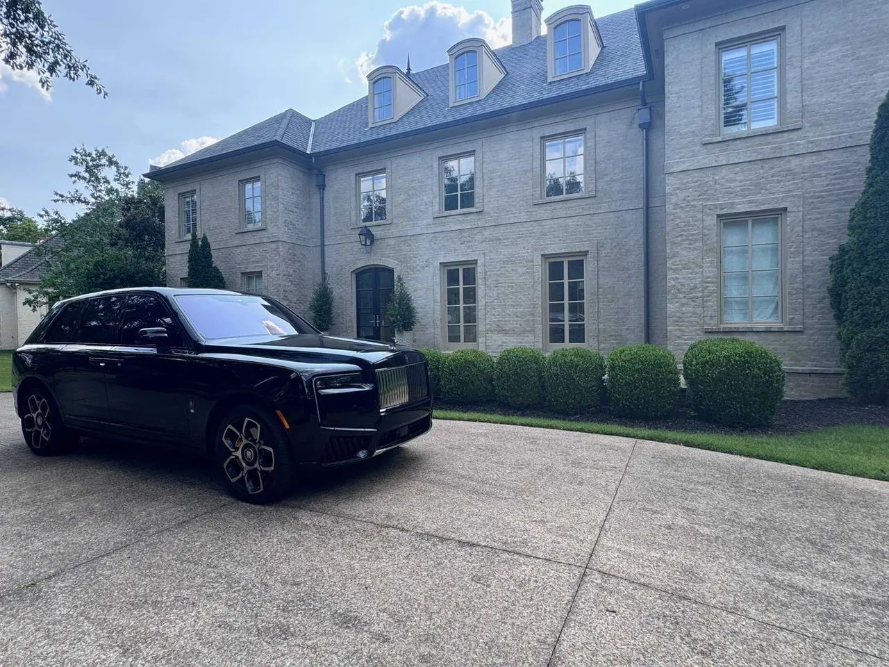 Rolls-Royce Cullinan finished in black, bookable now Rolls-Royce Cullinan finished in black, bookable now