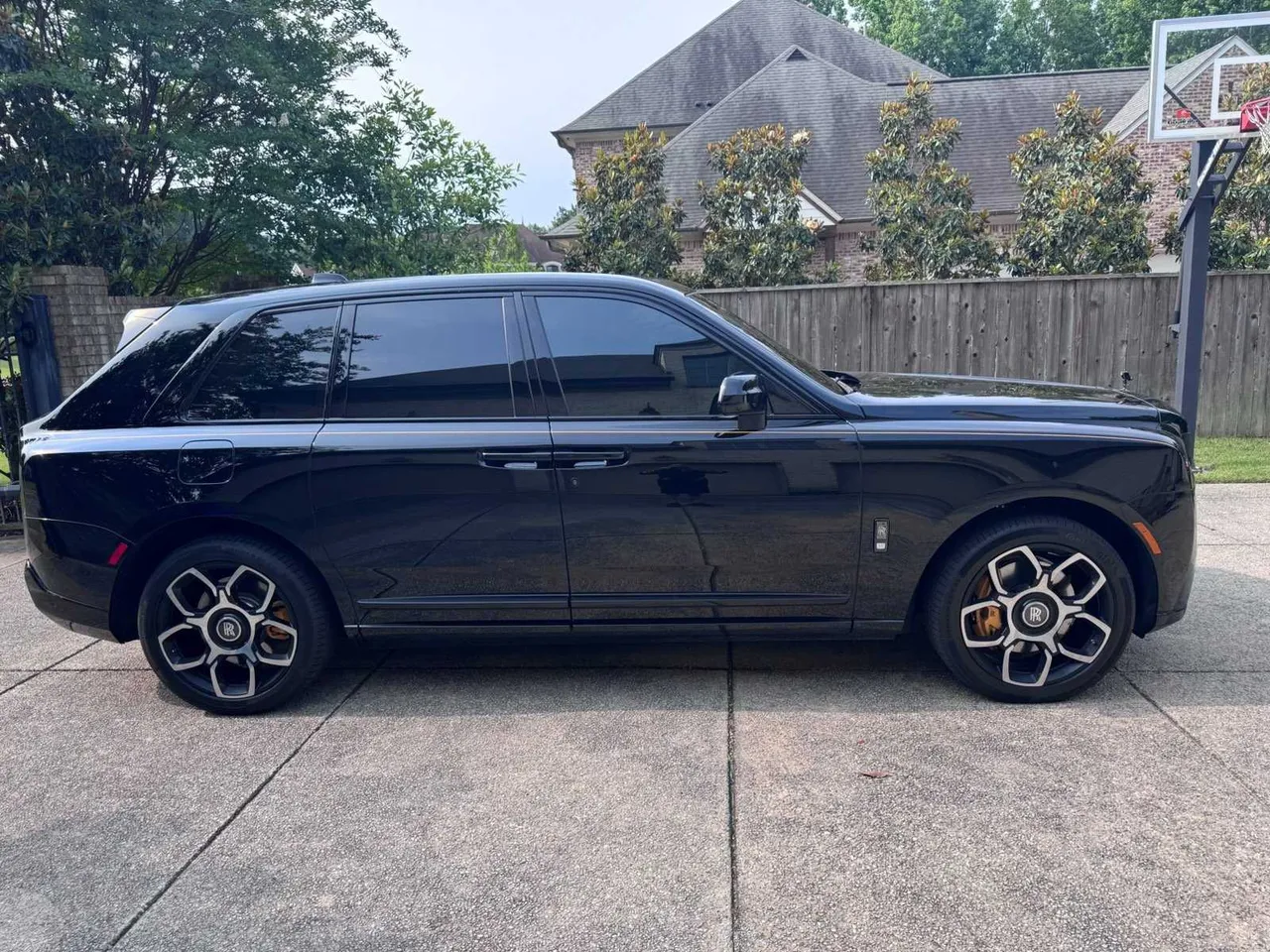 Rolls-Royce Cullinan finished in black, outer view Rolls-Royce Cullinan finished in black, outer view