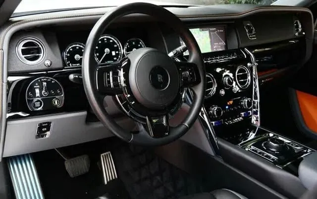 Rolls-Royce Cullinan finished in white, take 4
