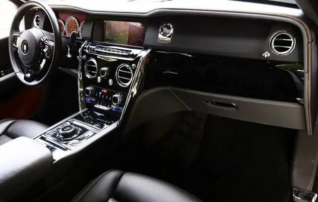Rolls-Royce Cullinan finished in white, take 5