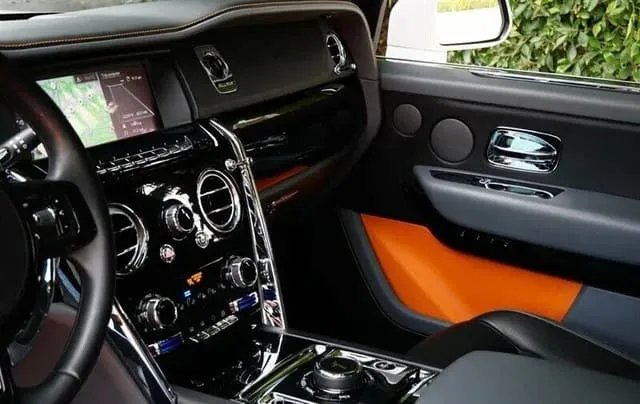 Rolls-Royce Cullinan finished in white, take 9