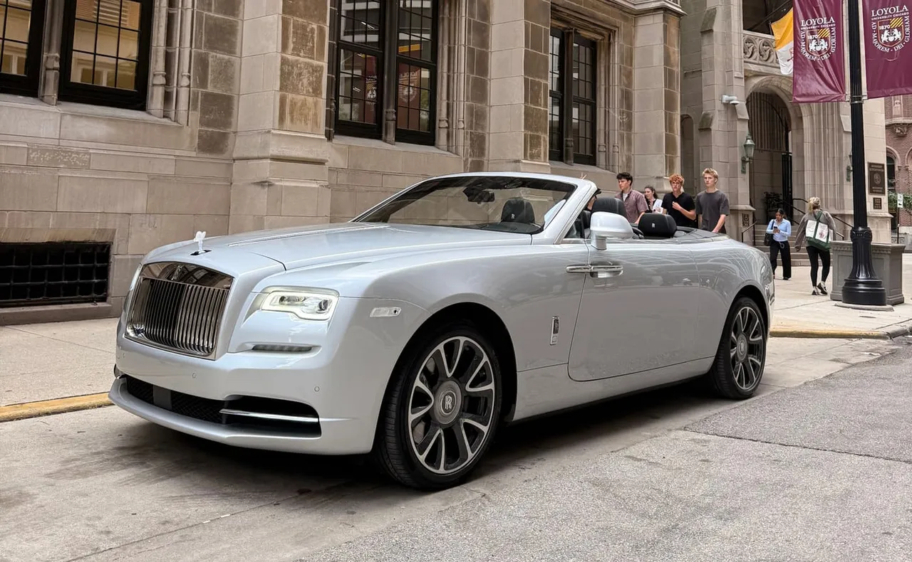 Rolls-Royce Dawn finished in silver, take 5
