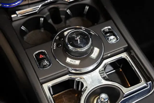Rolls-Royce Dawn finished in silver, take 4