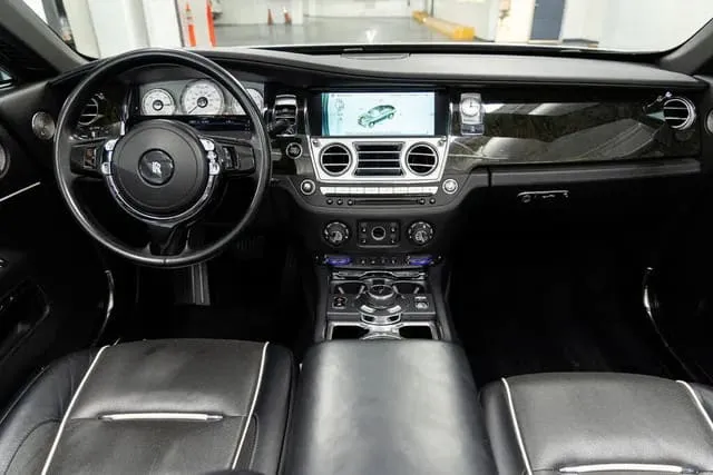 Rolls-Royce Dawn finished in silver, take 6