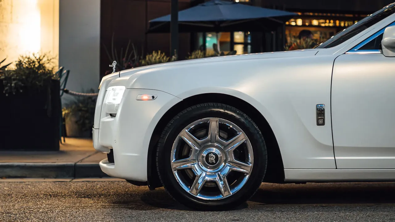 Rolls-Royce Ghost finished in white, take 3
