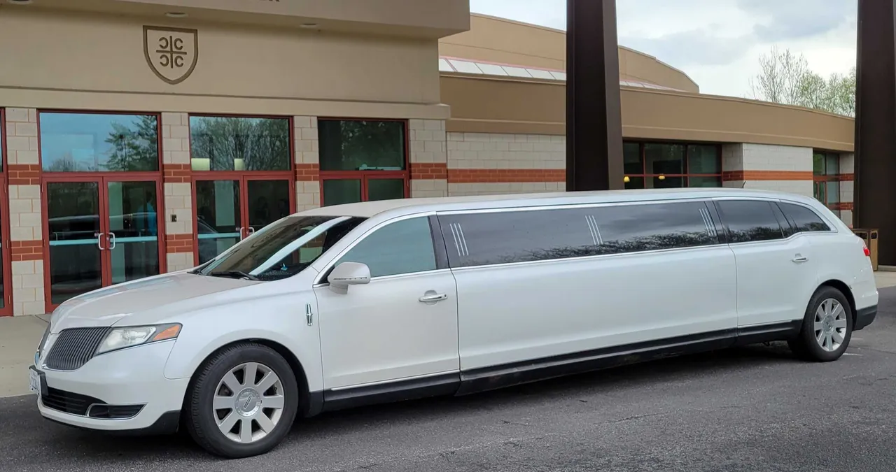 8 Passenger Stretch Limousine 8 Passenger Stretch Limousine with tinted windows for wedding car rental