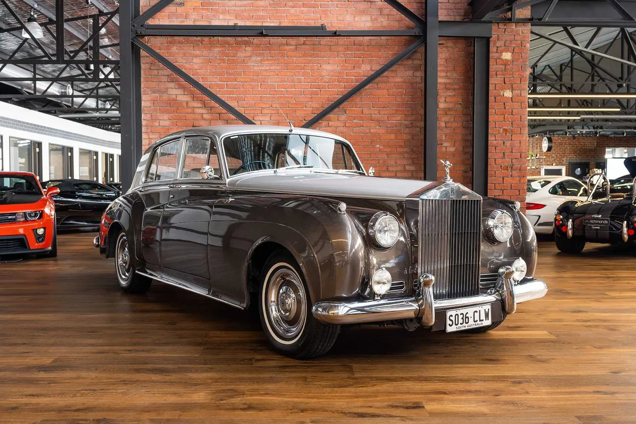 Gray Vintage Rolls Royce 1959 for wedding car rental