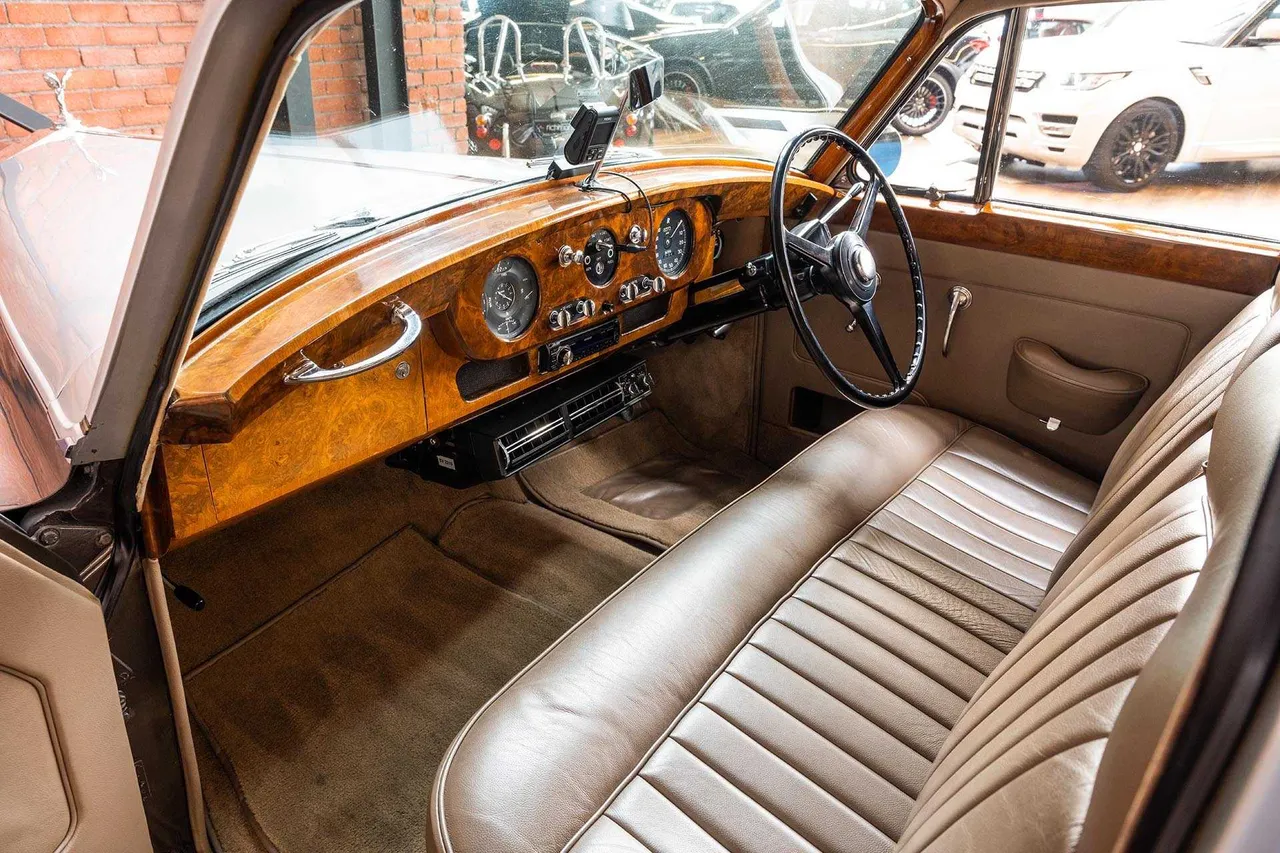 Vintage Rolls Royce 1959 interior, photo 5 for wedding car rental