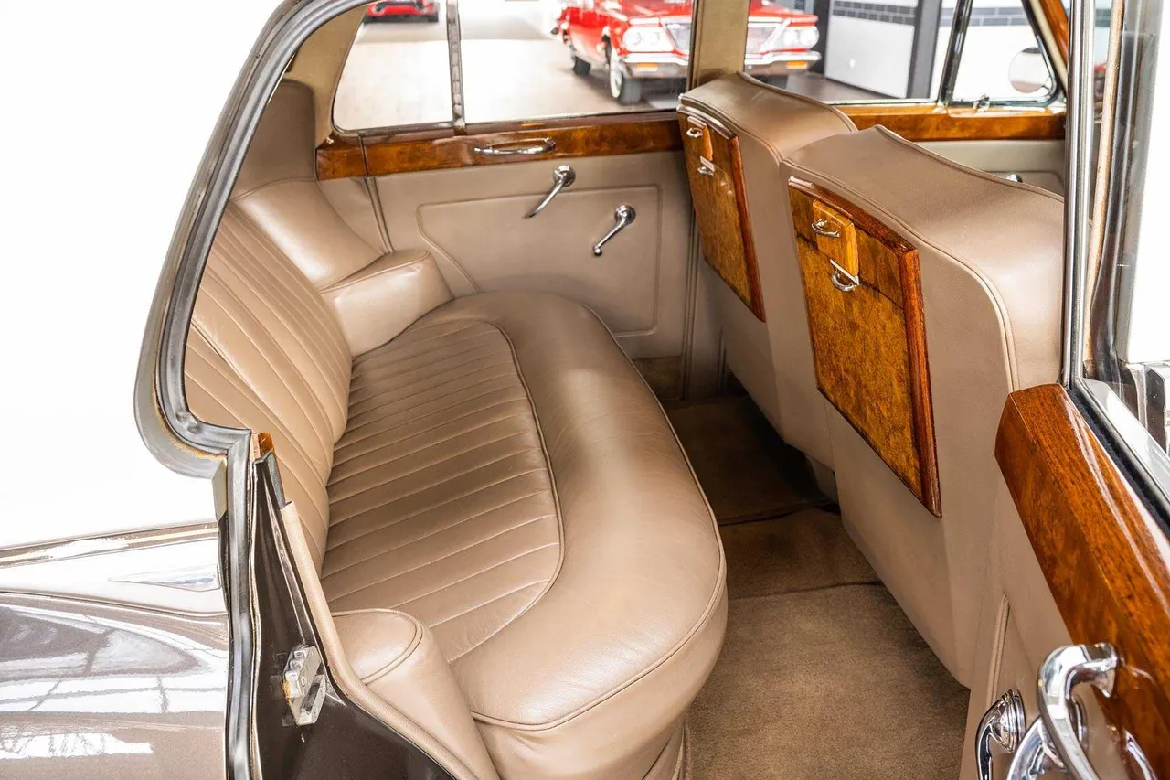 Vintage Rolls Royce 1959 interior, photo 6 for wedding car rental