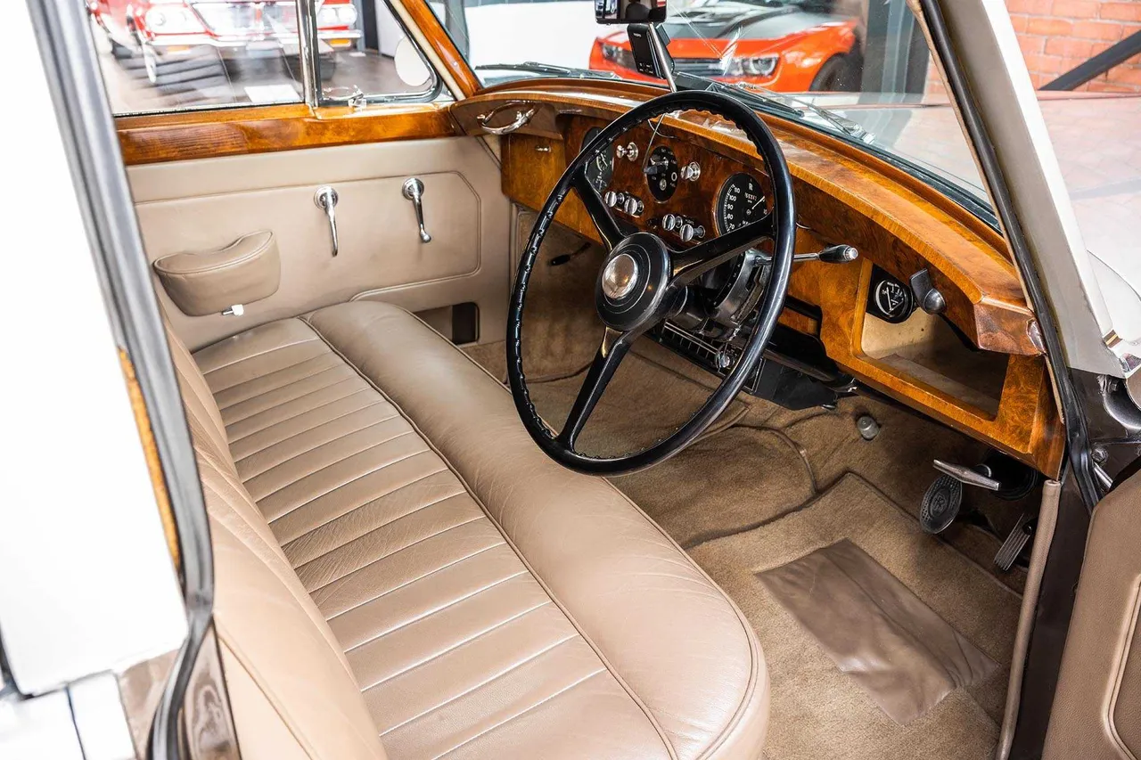 Vintage Rolls-Royce 1959 interior, photo 7 for wedding car rental