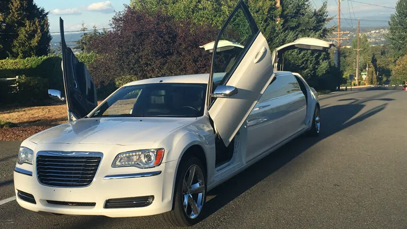 White Chrysler 300 Jet Door Limousine White Chrysler 300 Jet Door Limousine for wedding car rental