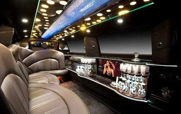 White Lincoln MKT Limousine, take 2