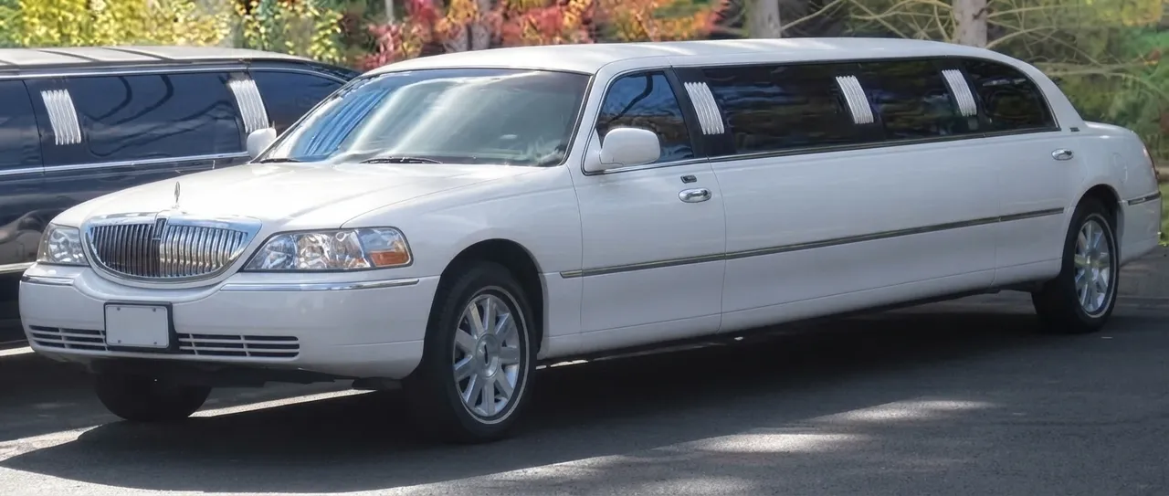 White Lincoln Town Car Limousine White Lincoln Town Car Limousine, bookable now